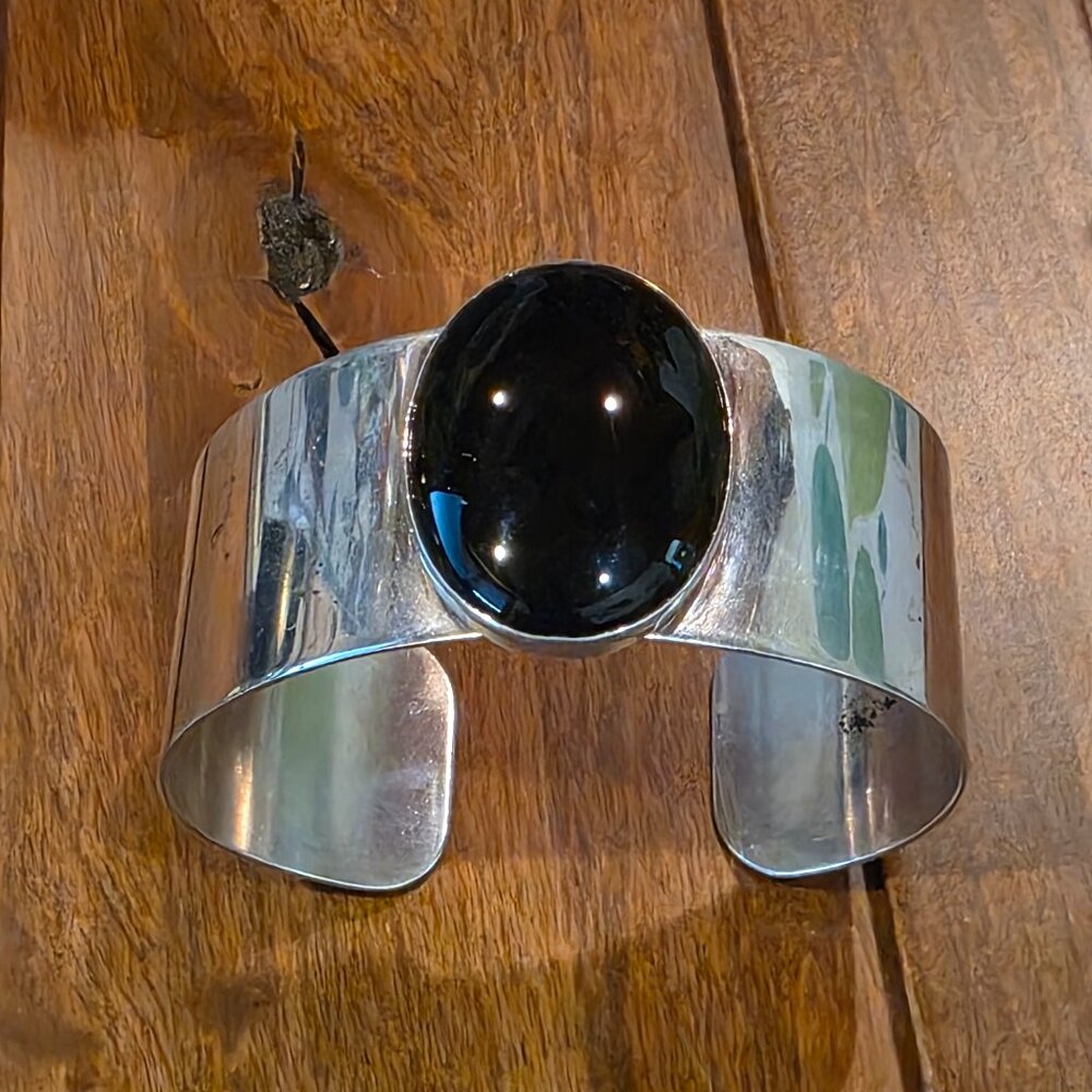 Modernist Sterling Silver and Onyx Cuff, Artisan Made - Picture 2 of 8